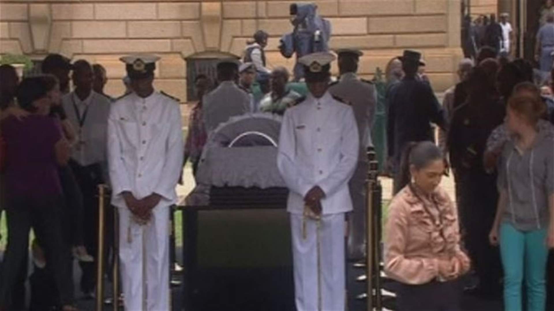 World leaders bow, pray at Nelson Mandela's casket