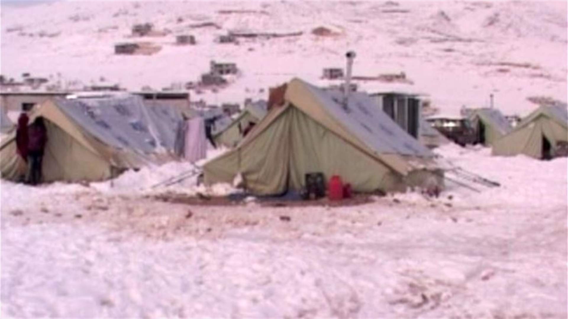 معاناة النازحين السوريين جراء العاصفة مستمرة