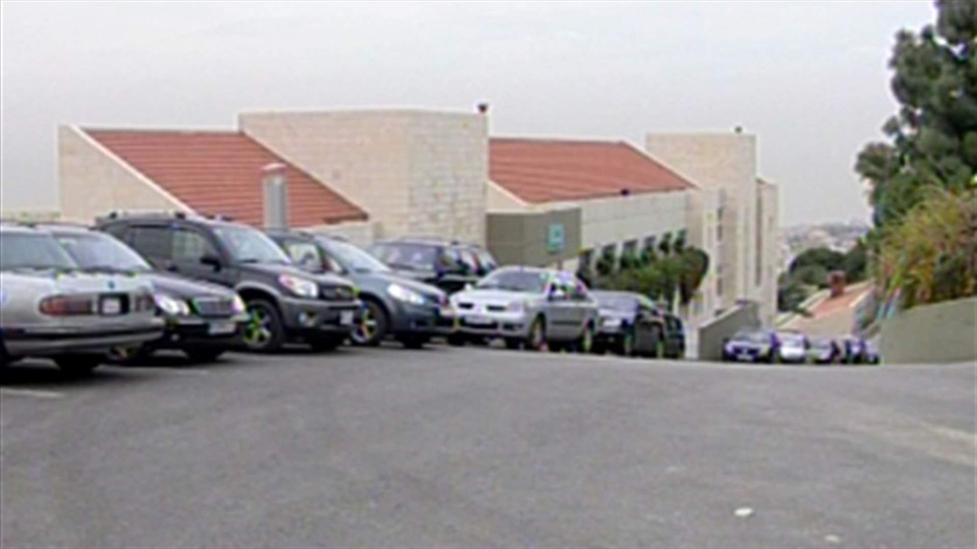 Teachers march towards Grand Serail, schools commit to strike 