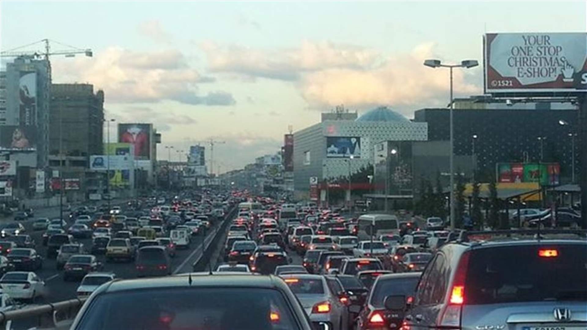 زحمة سير خانقة على الاوتوستراد الساحلي في الضبية