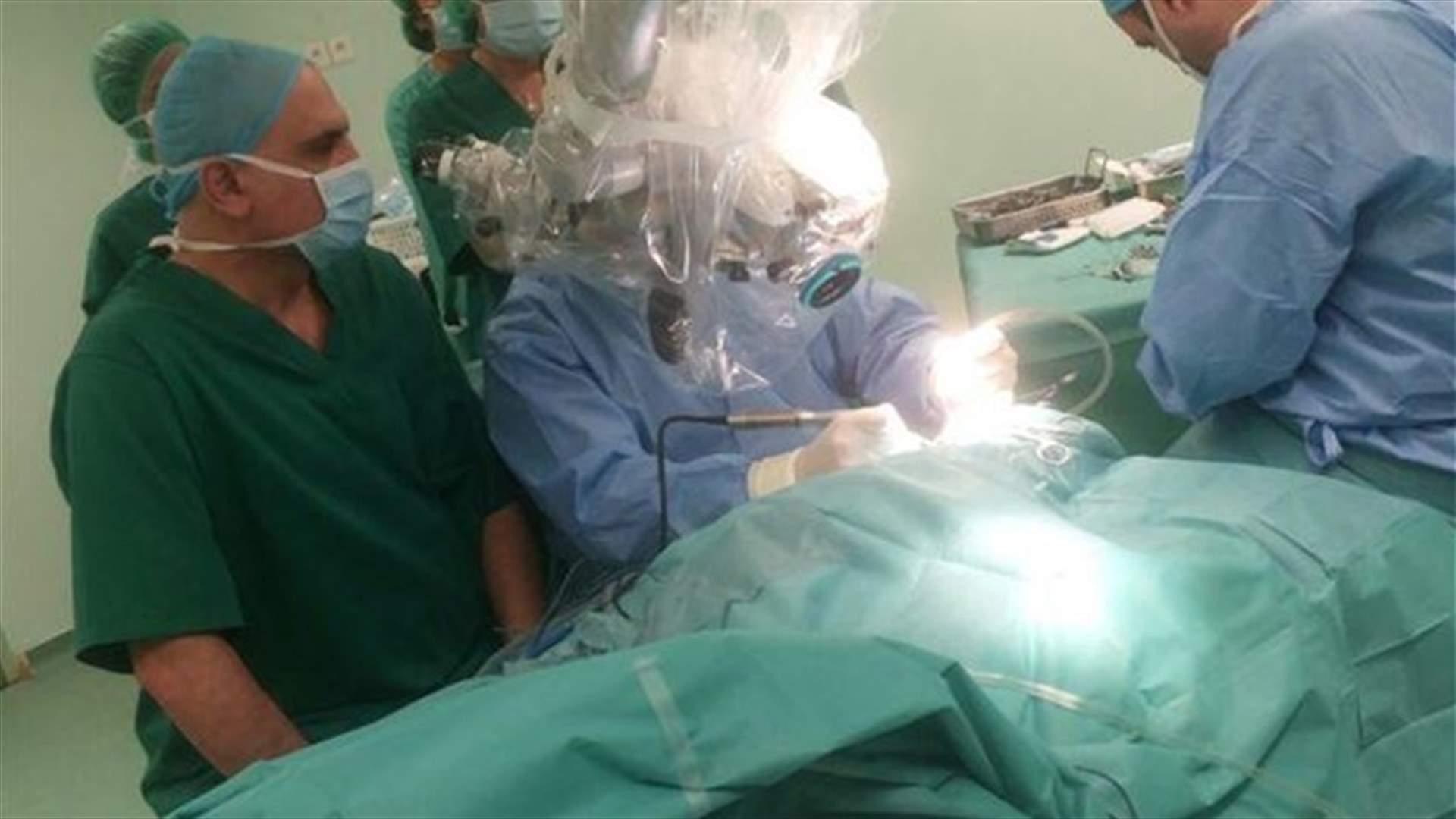 زرع قوقعة بأذن طفلة تعاني الصم والبكم بحضور خليل