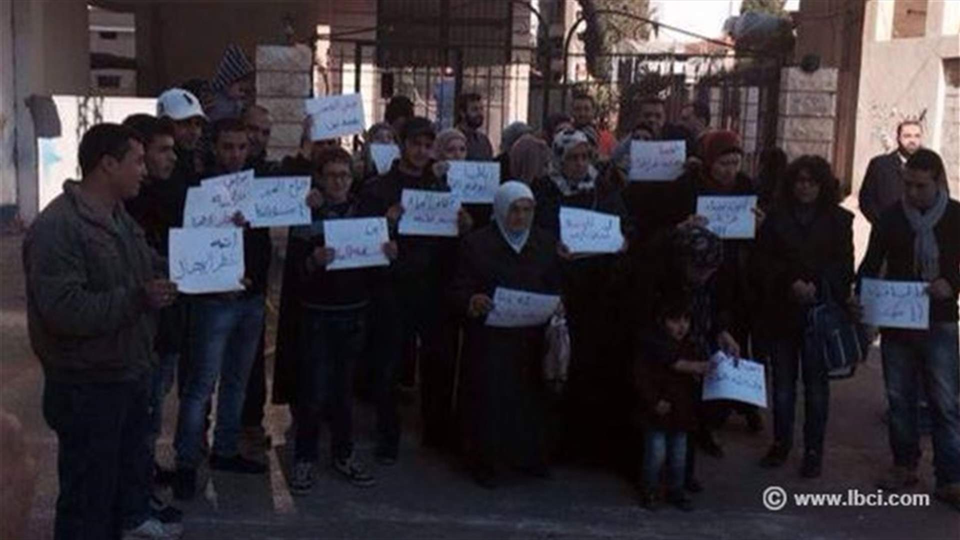Building in danger of collapse in Abi Samra stormed by residents, security forces intervene