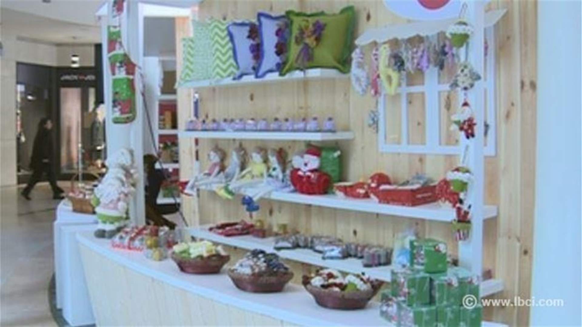 فرحة الميلاد تكتمل بالهدايا لكن الهدية بمعرض لعدد من الجمعيات هديتان