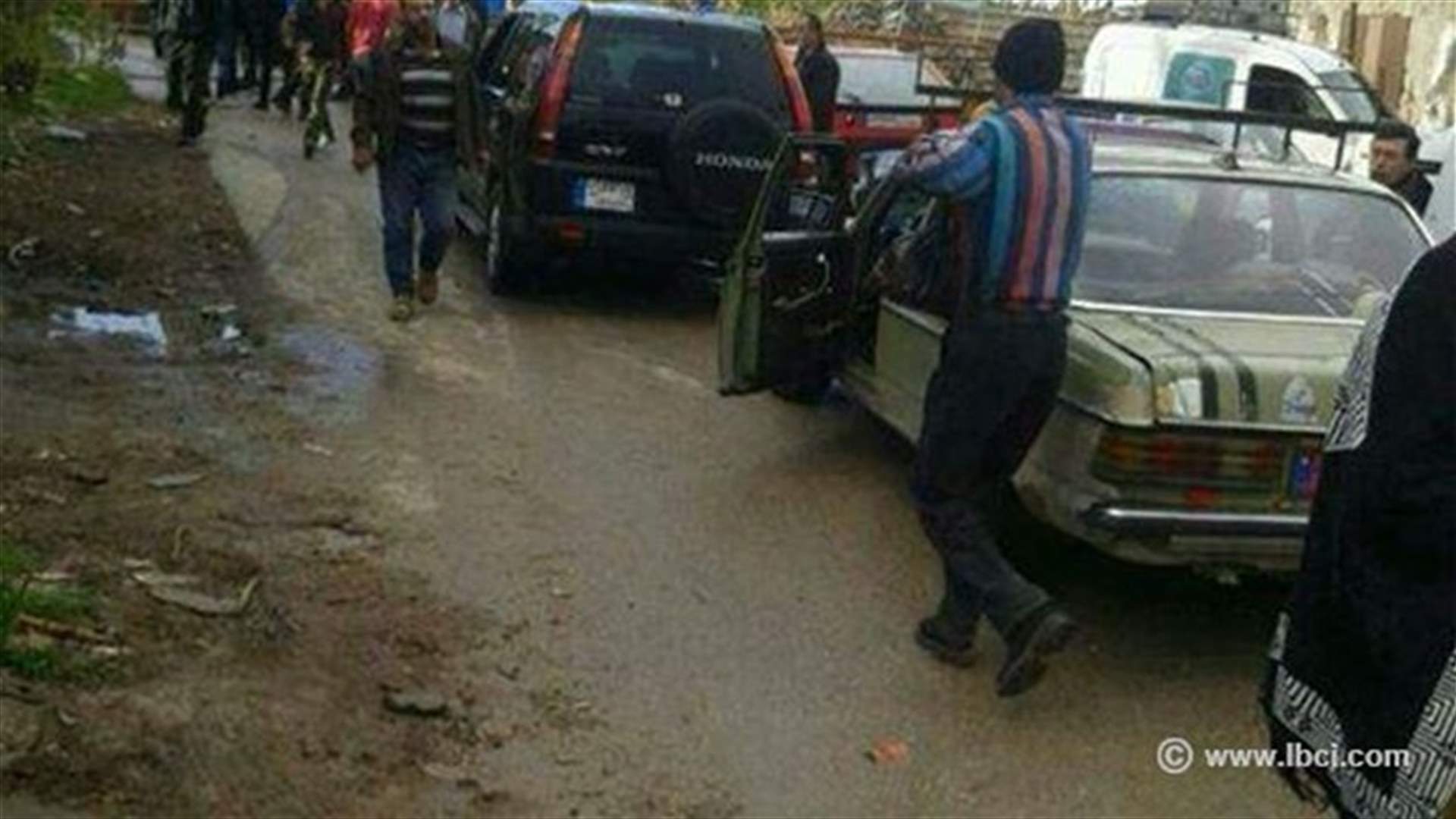  أهالي مخيم عين الحلوة يقفلون مدخل المخيم عند حاجز درب السيم  