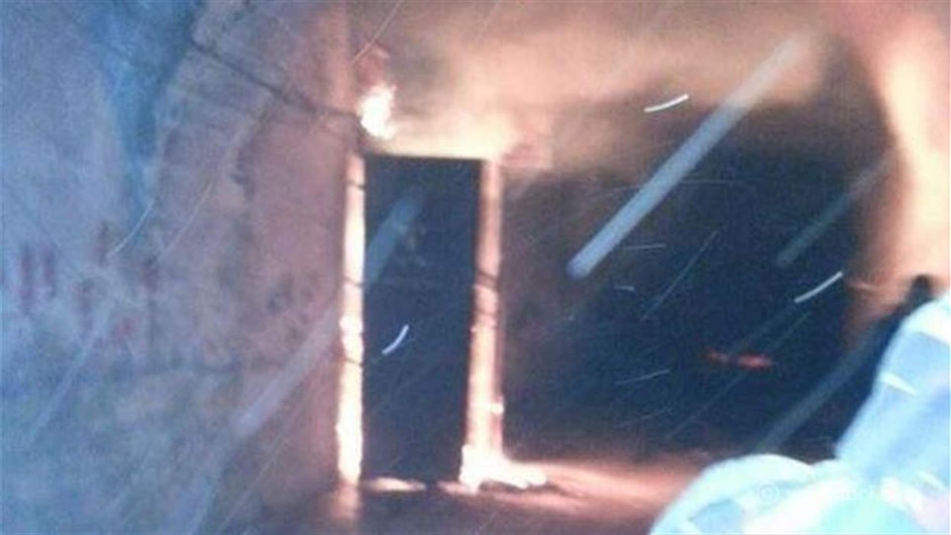 بالفيديو والصور...إحراق مكتبة الاب سروج في طرابلس