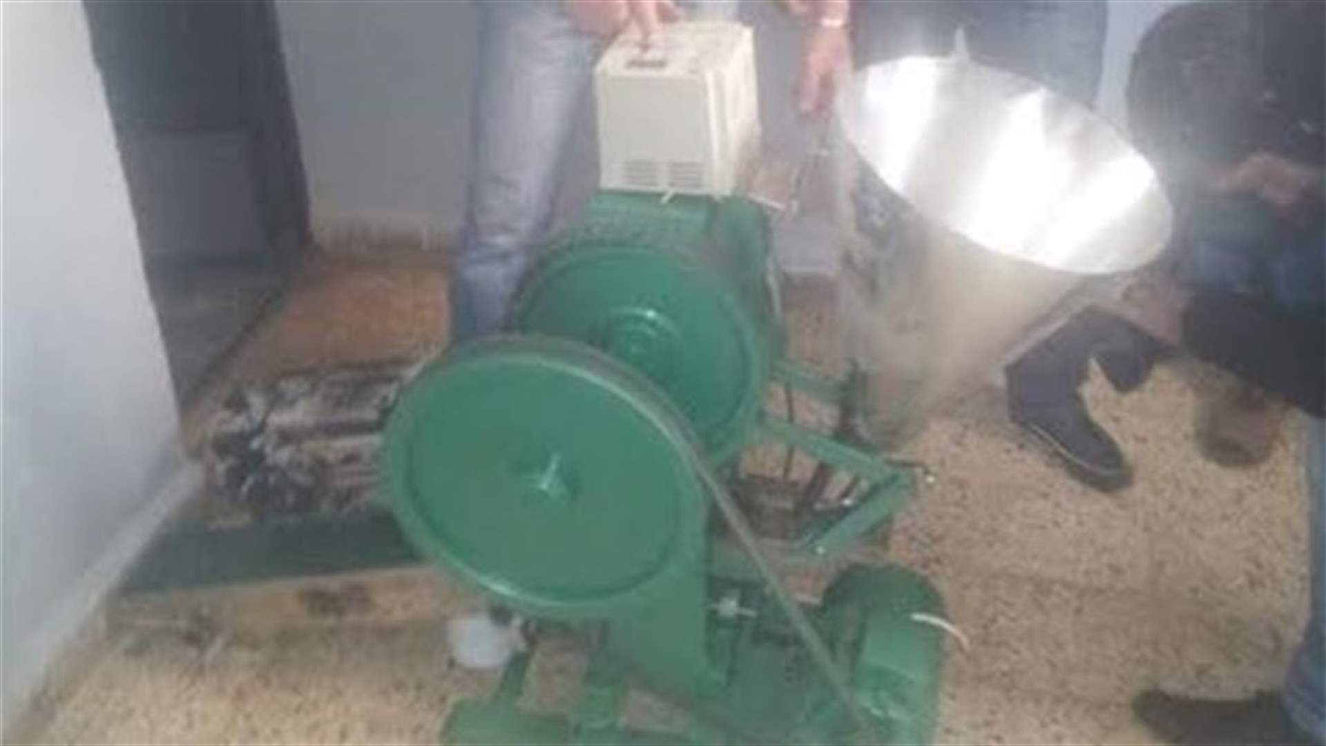 بالصور: مكنة تصنيع الكبتاغون التي ضبطت 50 الف حبة موضية ومواد اولية للتصنيع