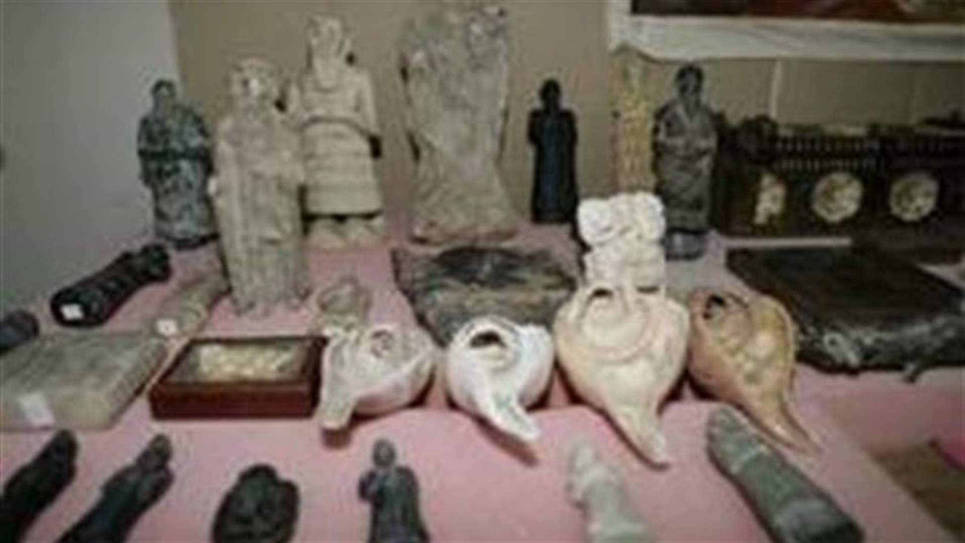 ضبط 1524 قطعة أثرية فرعونية بمنزل في القاهرة