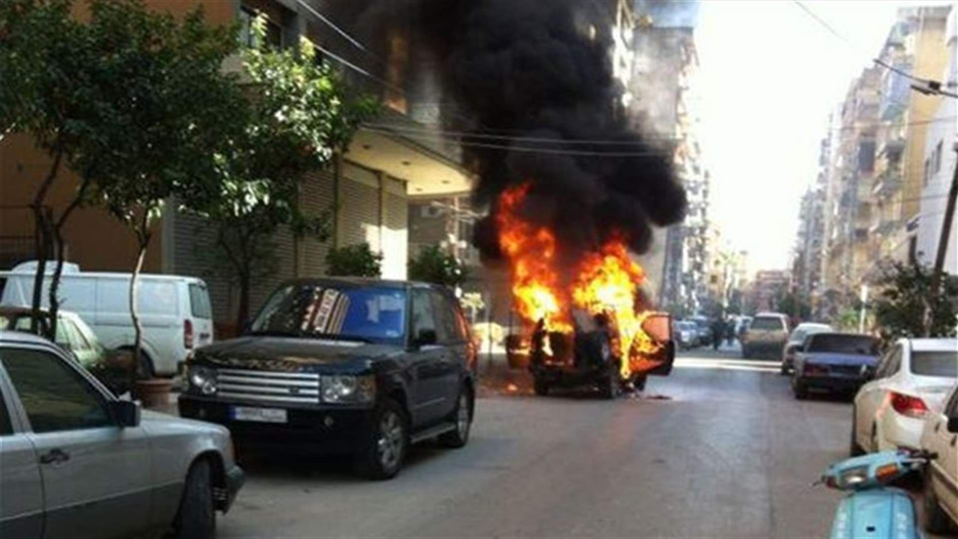 [PHOTOS] Vehicle burns in Tripoli’s al-Mounla Street