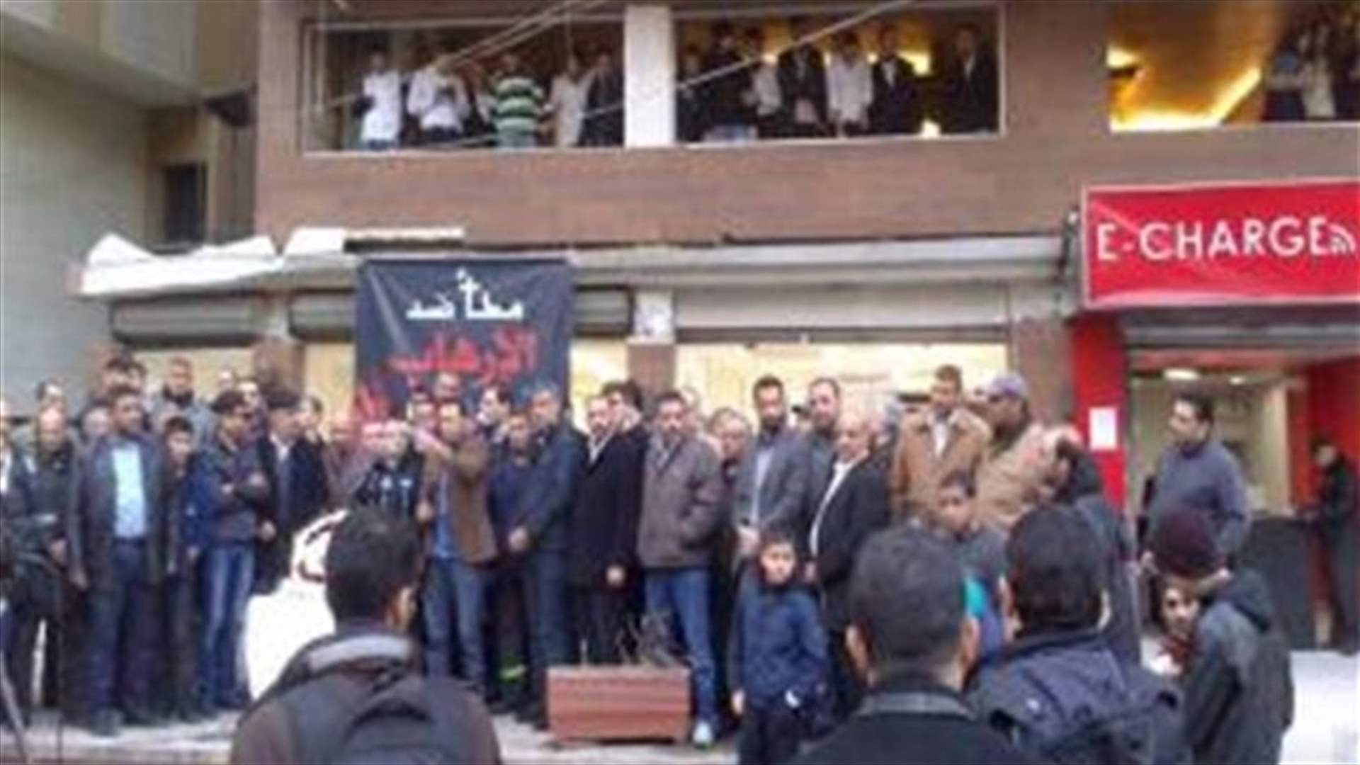 وقفة تضامنية في موقع تفجير حارة حريك رفضا للارهاب