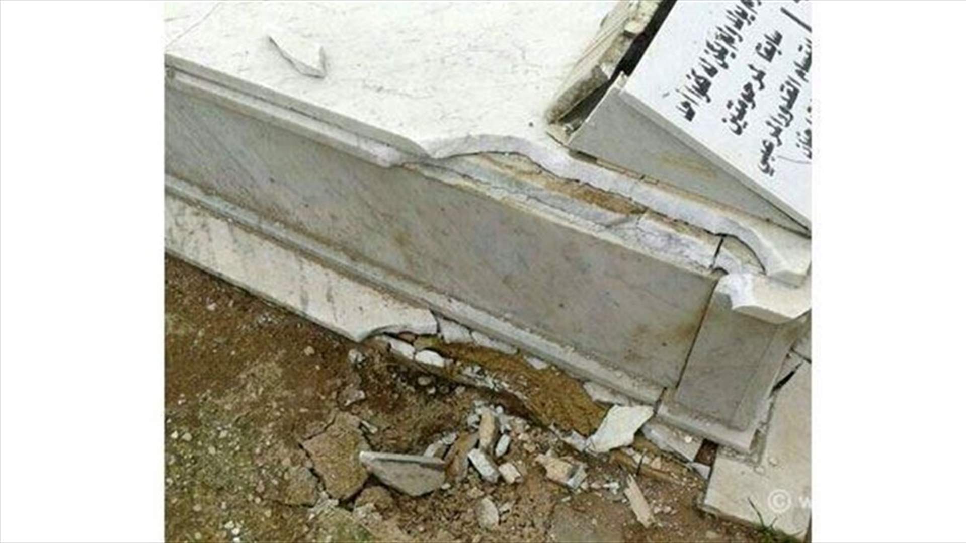 مجهوﻻن على دراجة نارية القيا قنبلة صوتية في مقبرة باب الرمل في طرابلس