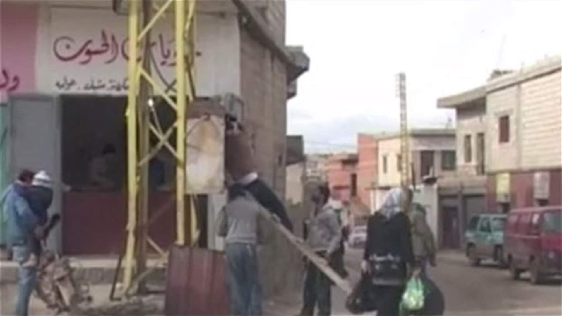 عدد من شباب عرسال يمهلون اللاجئين السوريين 48 ساعة لاقفال مؤسساتهم التجارية
