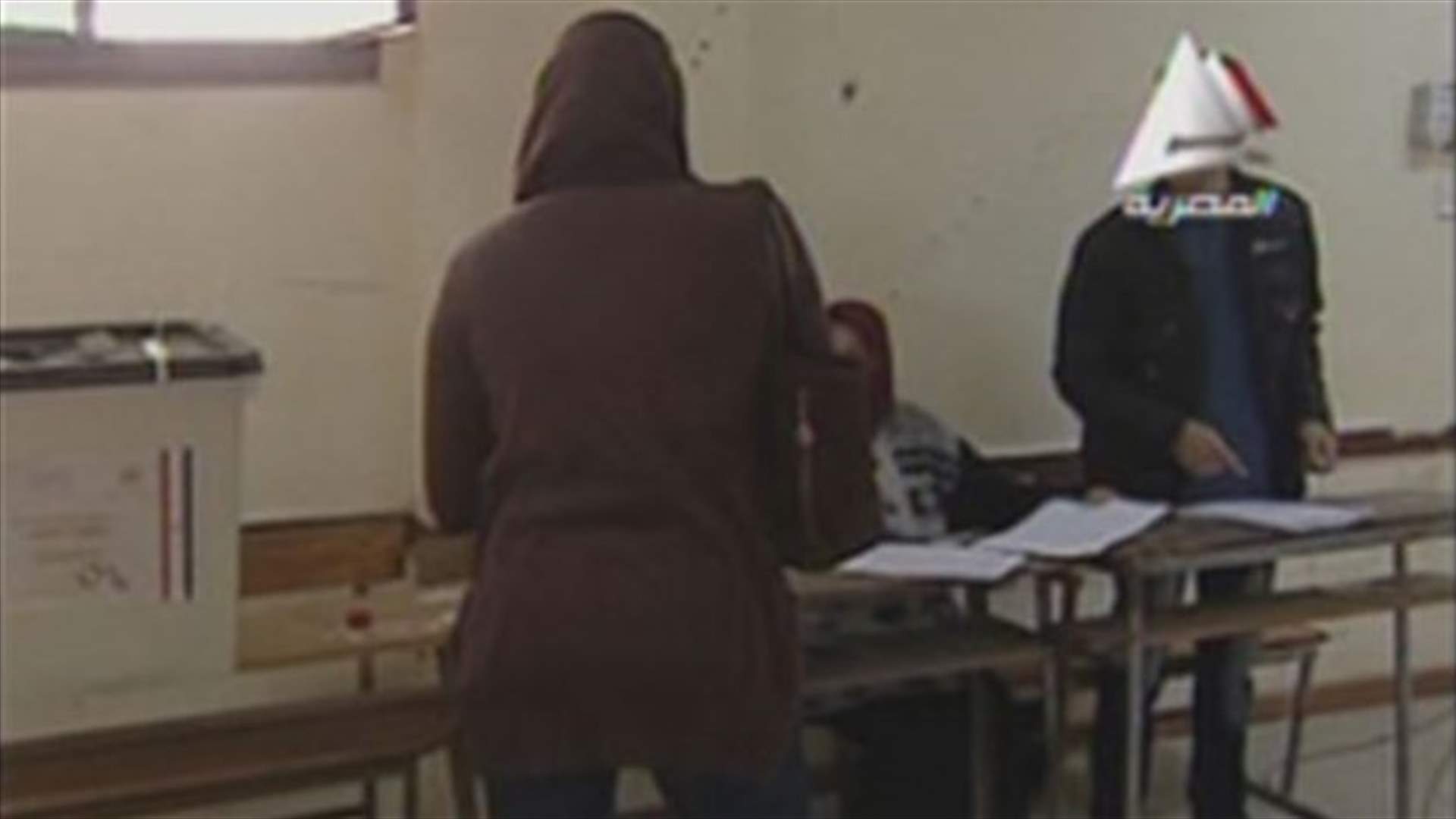 المصريون يدلون باصواتهم في استفتاء على الدستور
