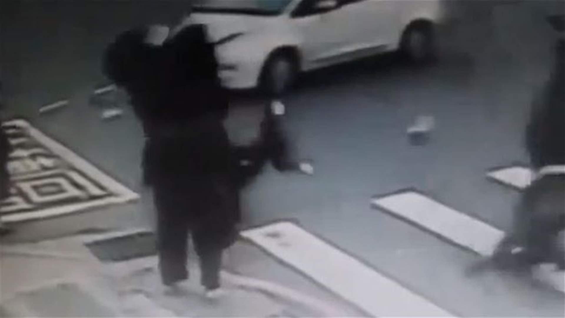 بالفيديو: دراجة نارية تطير... وتصطدم به مباشرة على الرصيف...