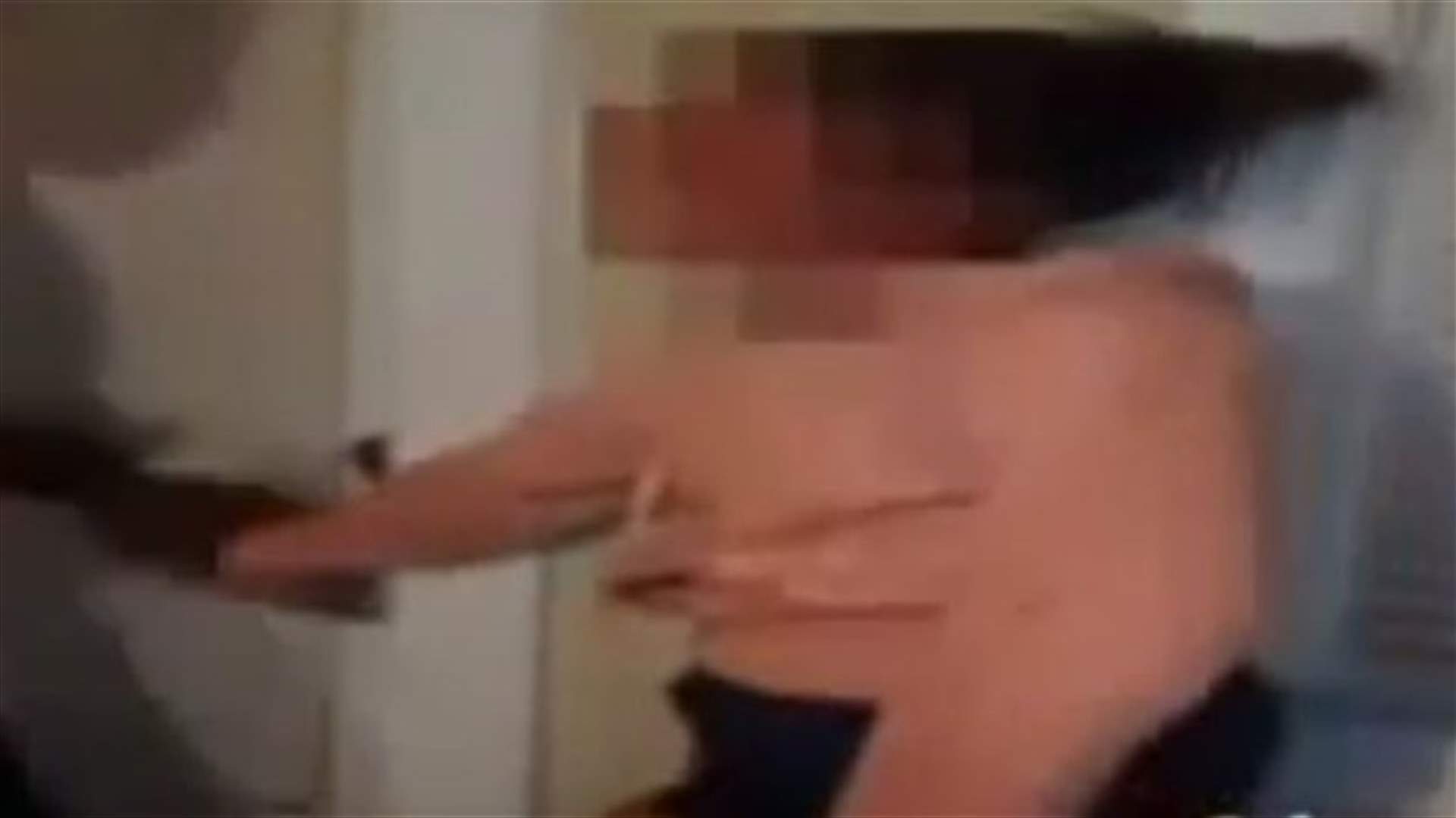 بالفيديو: ضربن صديقتهن بشكل مروّع ليغتصبها شاب