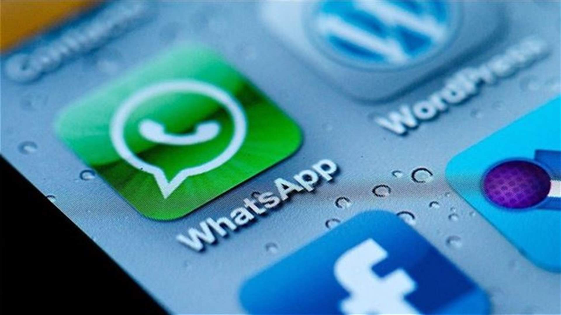 طالبت القضاء بتوزيع وقت زوجها مناصفة بينها وبين الـ "واتس آب"  