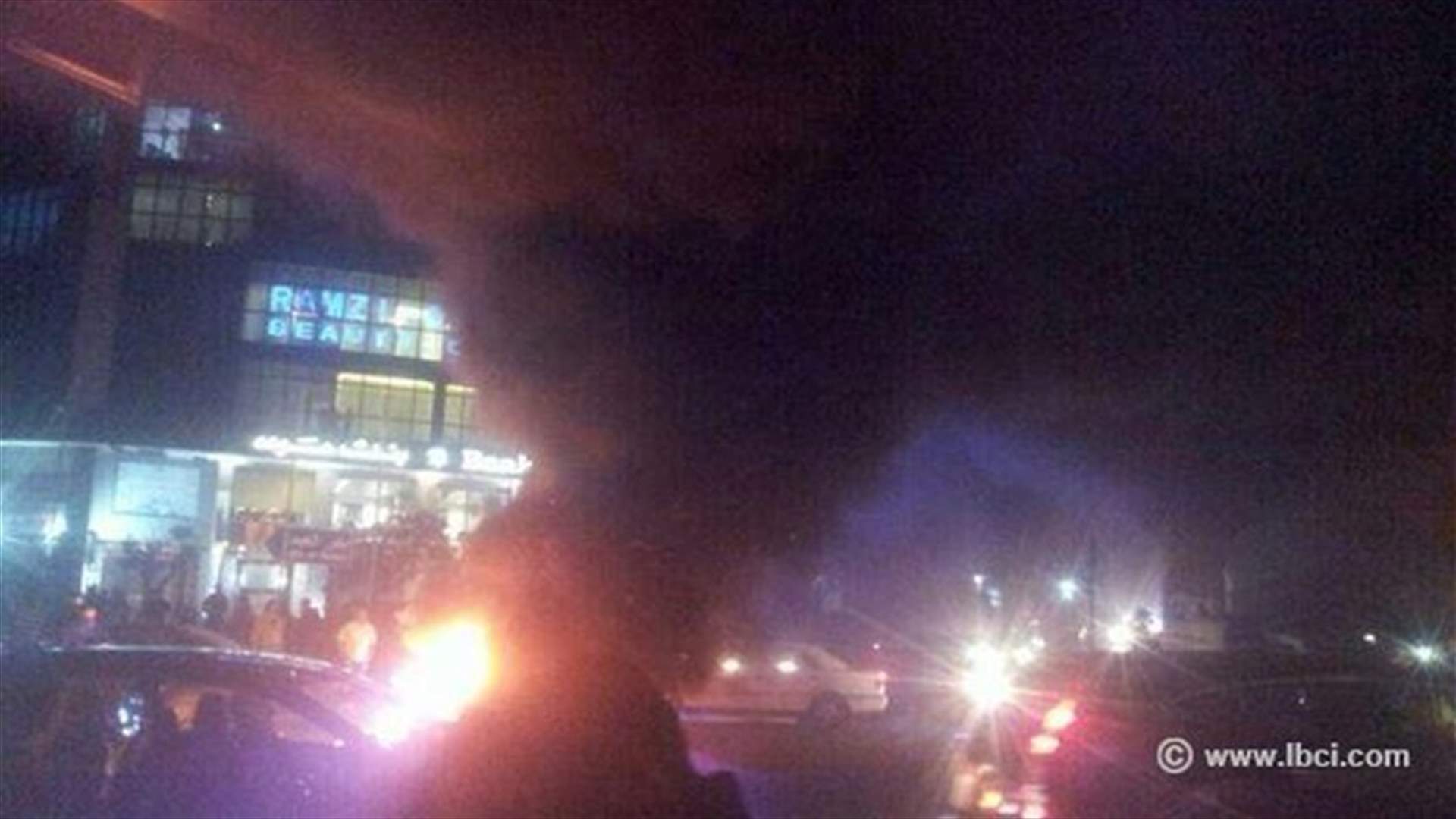 قطع طريق المشرفية-الغبيري بالاطارات المشتعلة احتجاجا على تفجير حارة حريك