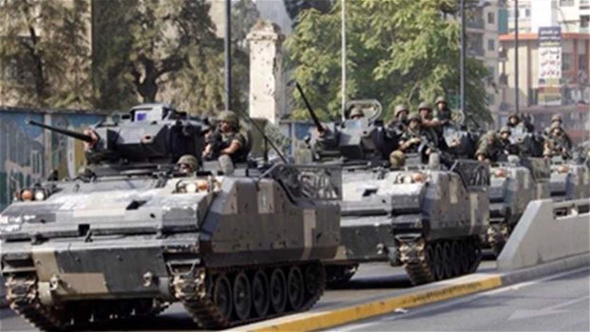 بالفيديو ـ تعرض ناقلة جند للجيش لاطلاق نار في طرابلس
