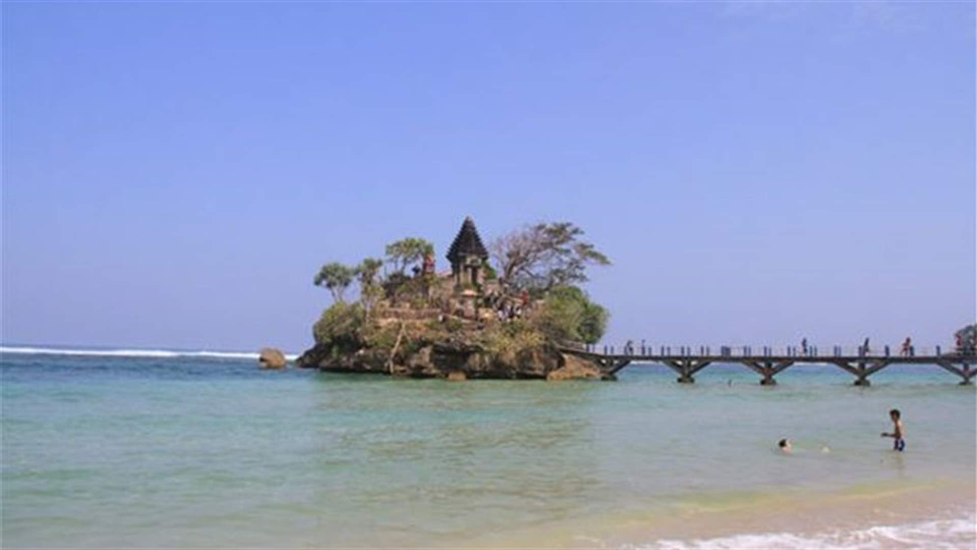 Strong earthquake rocks Indonesia's Java island