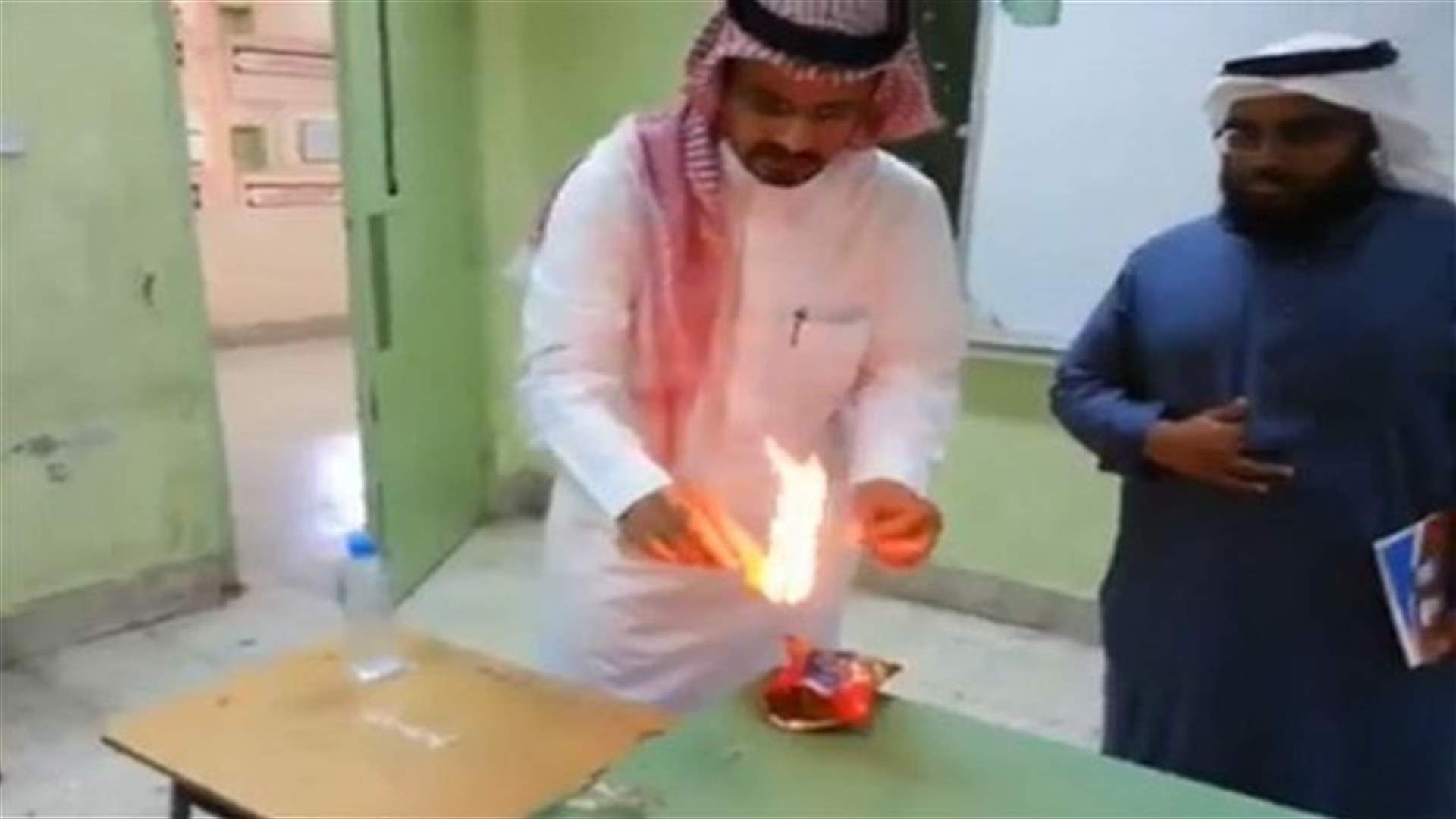 بالفيديو: إحراق قطعتي "تشيبس"  واستخراج زيت شبيه بـ "زيت سيارات" 