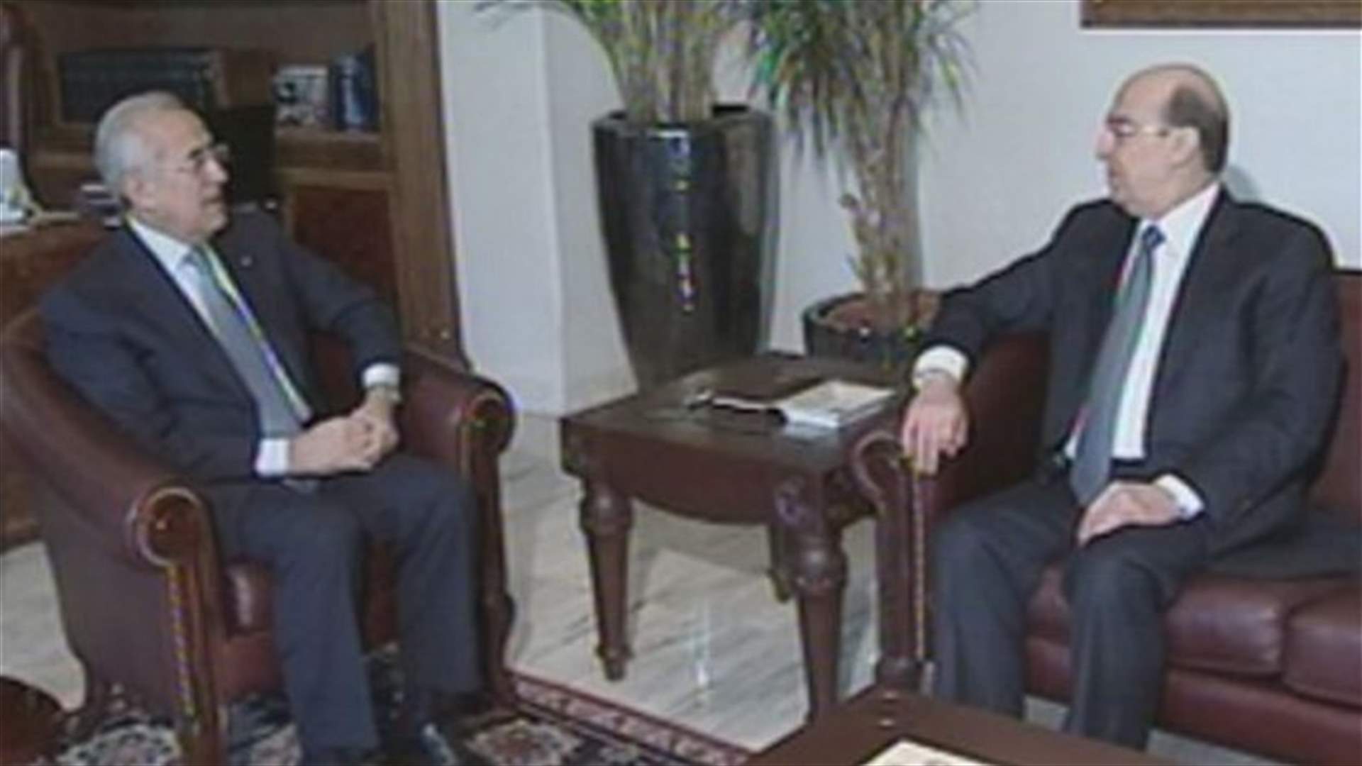 سليمان بحث مع الخوري في ملف الحكومة   