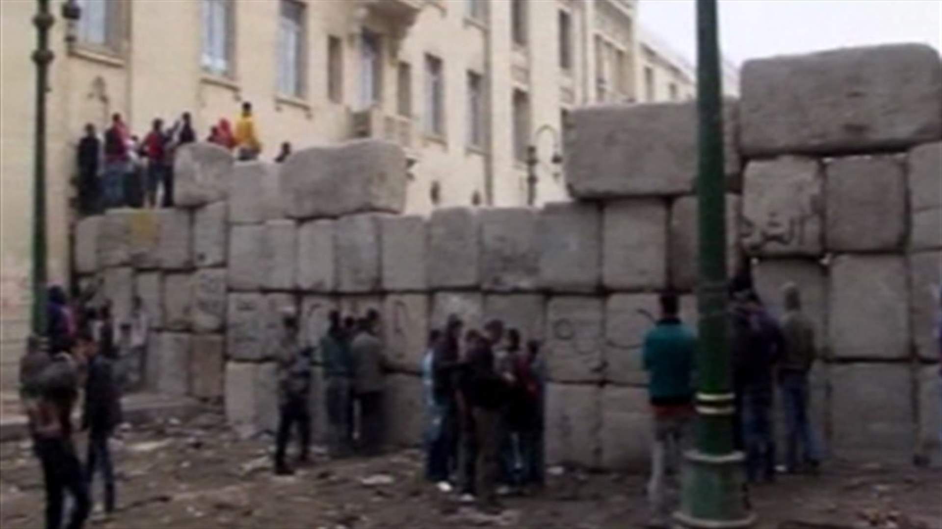 الصدامات متواصلة بالقاهرة والجيش يأسف لتعرض المتظاهرات لتجاوزات