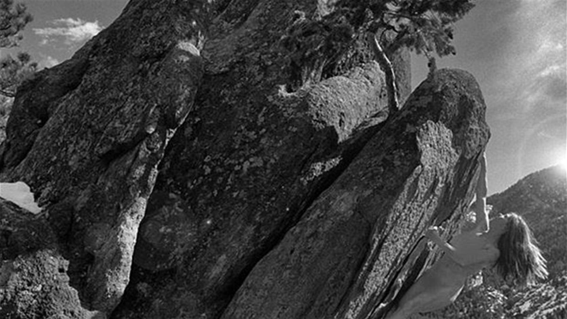 Female climbers pose naked for “Stone Nudes” calendar