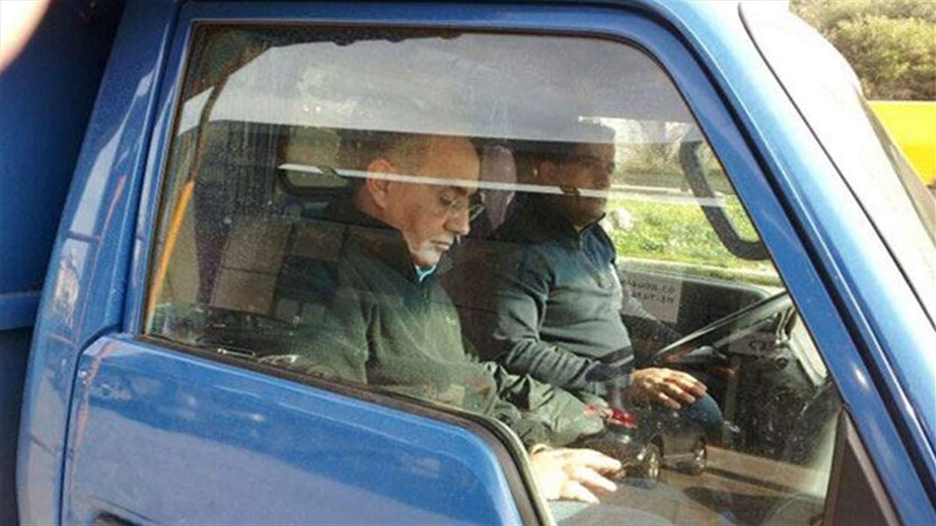 فارس سعيد داخل "بيك أب" ..والسبب الاحتياطات الأمنية