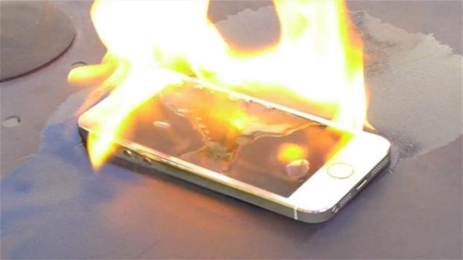  أصيبت بحروق من الدرجة الثانية بعد احتراق هاتفها آيفون 5c 