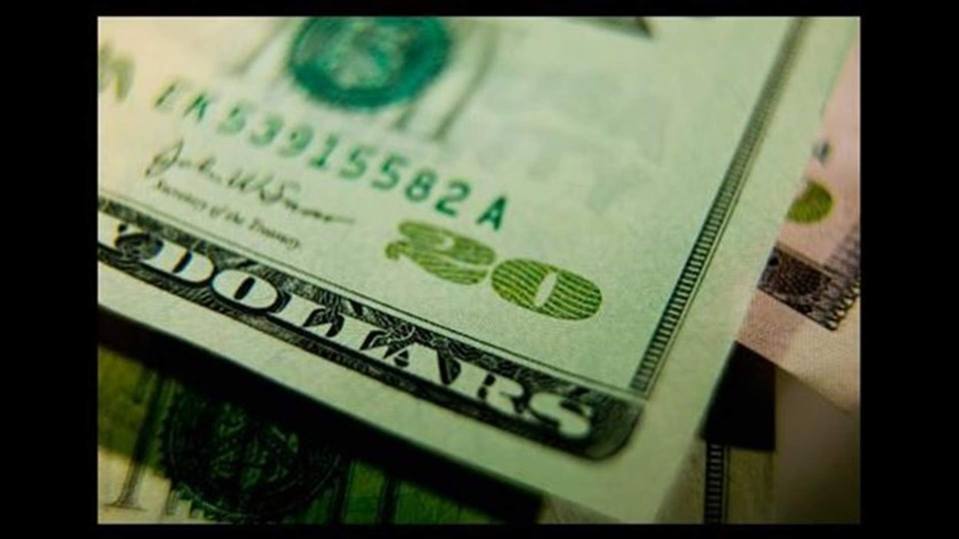 Woman gives 3 waitresses at Illinois $5,000 each