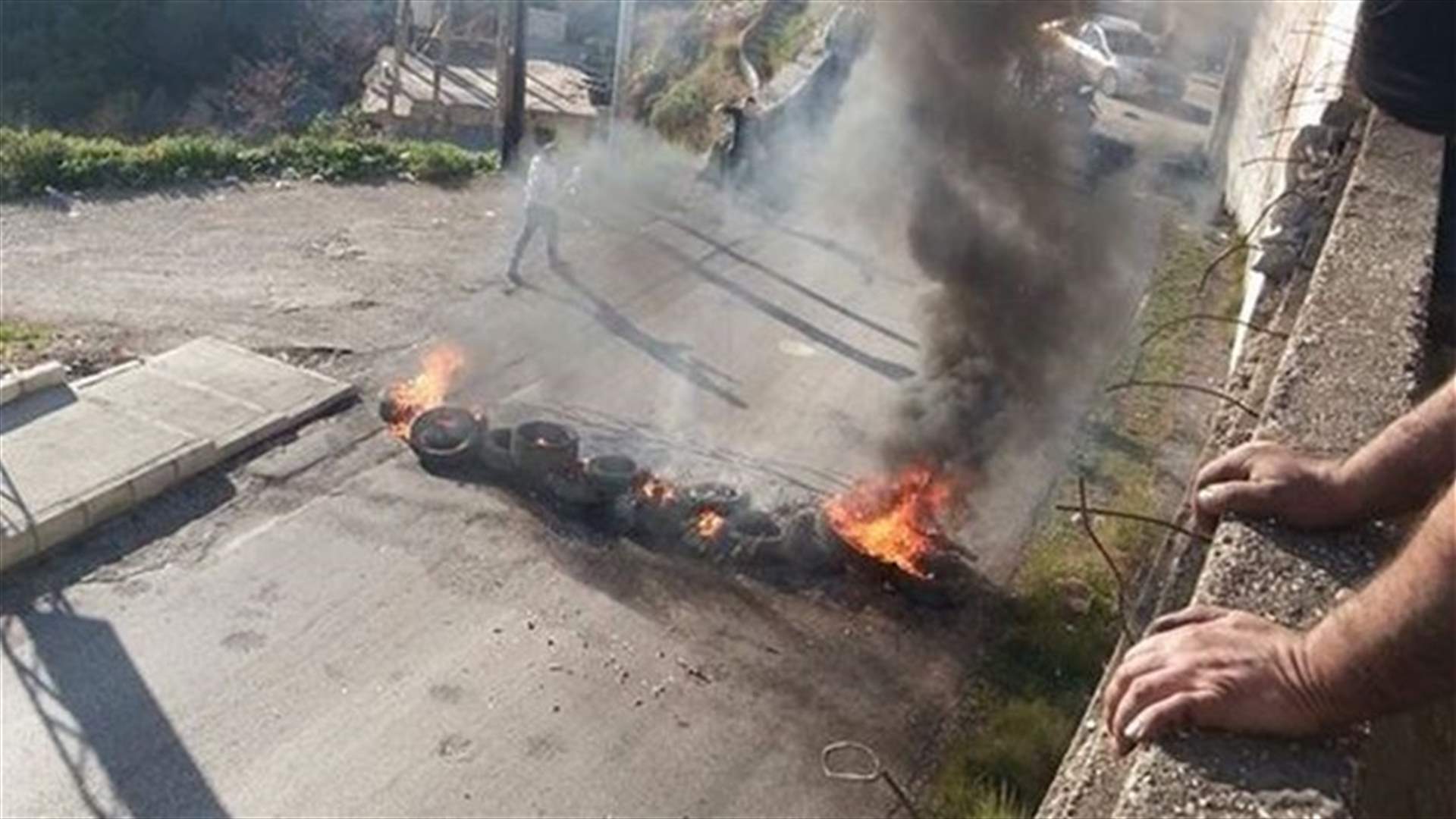 REPORT: Tripoli residents block roads to protest alleged offense of senior Muslim figure