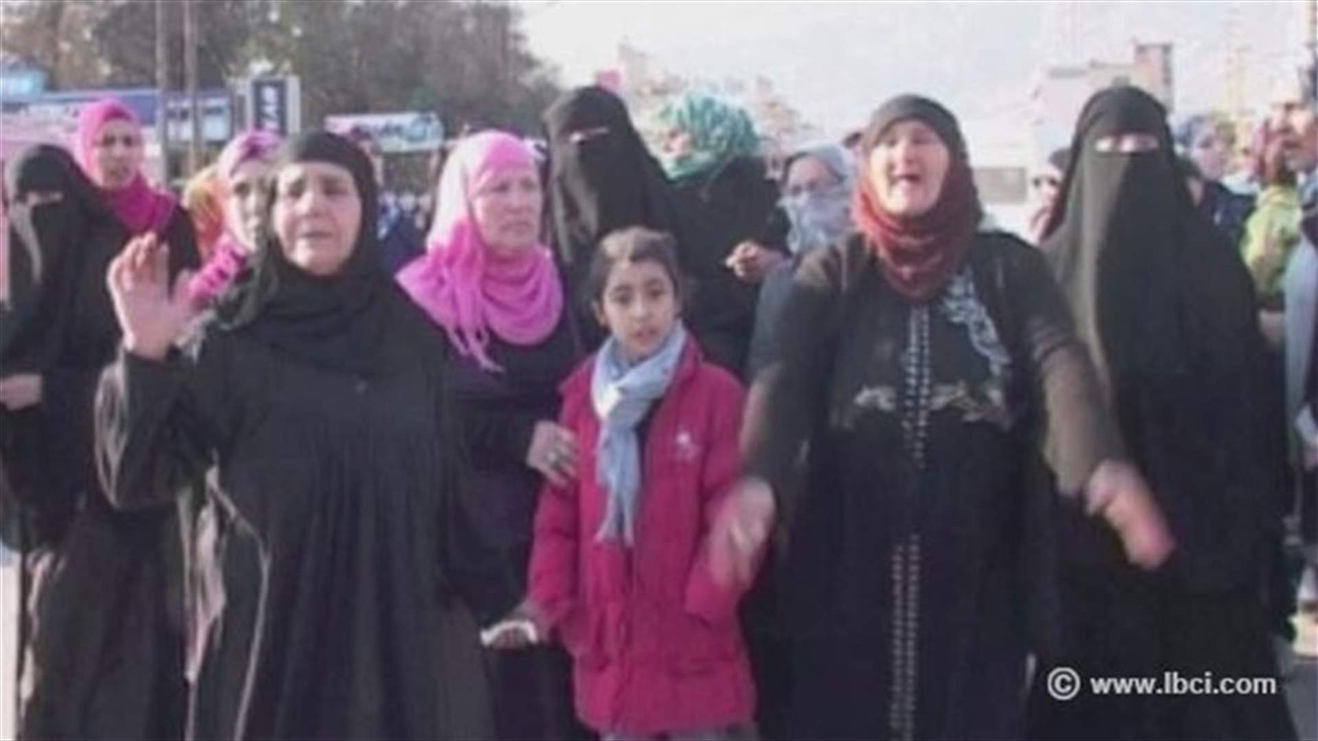 اعتصام نسائي على الطريق الدولية تعنايل - جلالا