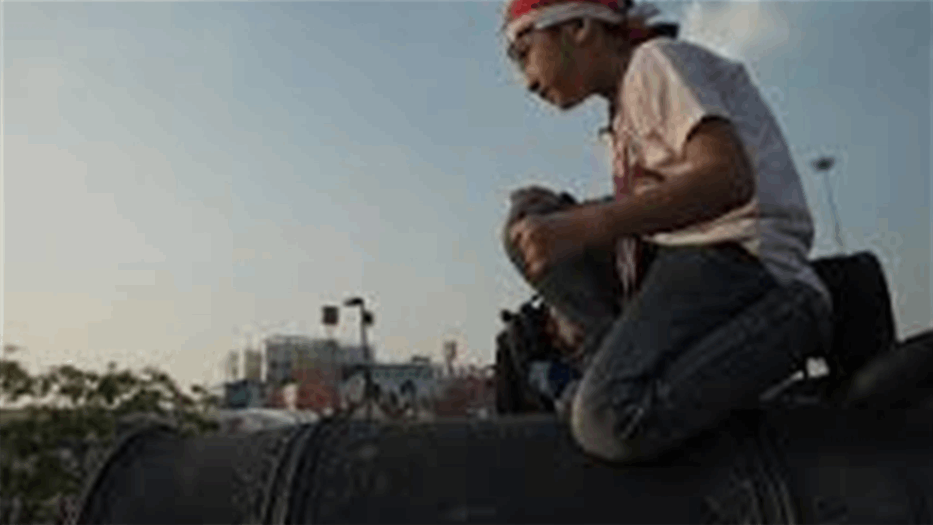 Angry Thai farmers climb barriers, approach PM's temporary office