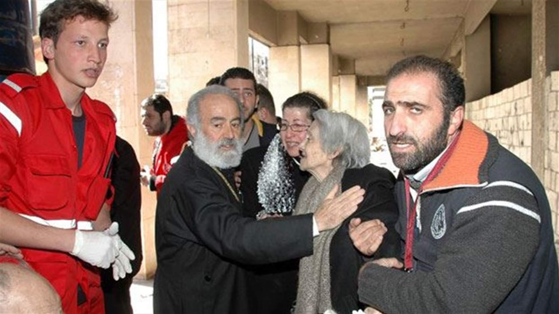 UN aid workers deliver food to Damascus district