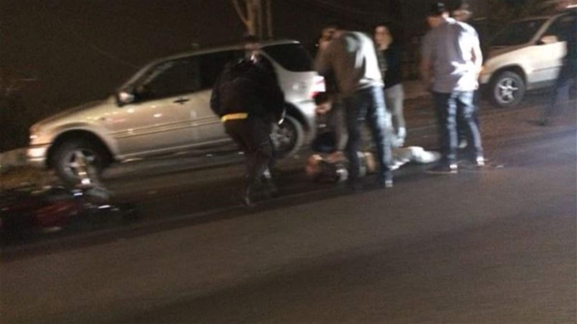 جريح في حادث سير بين سيارة ودراجة نارية على  مستديرة جعيتا