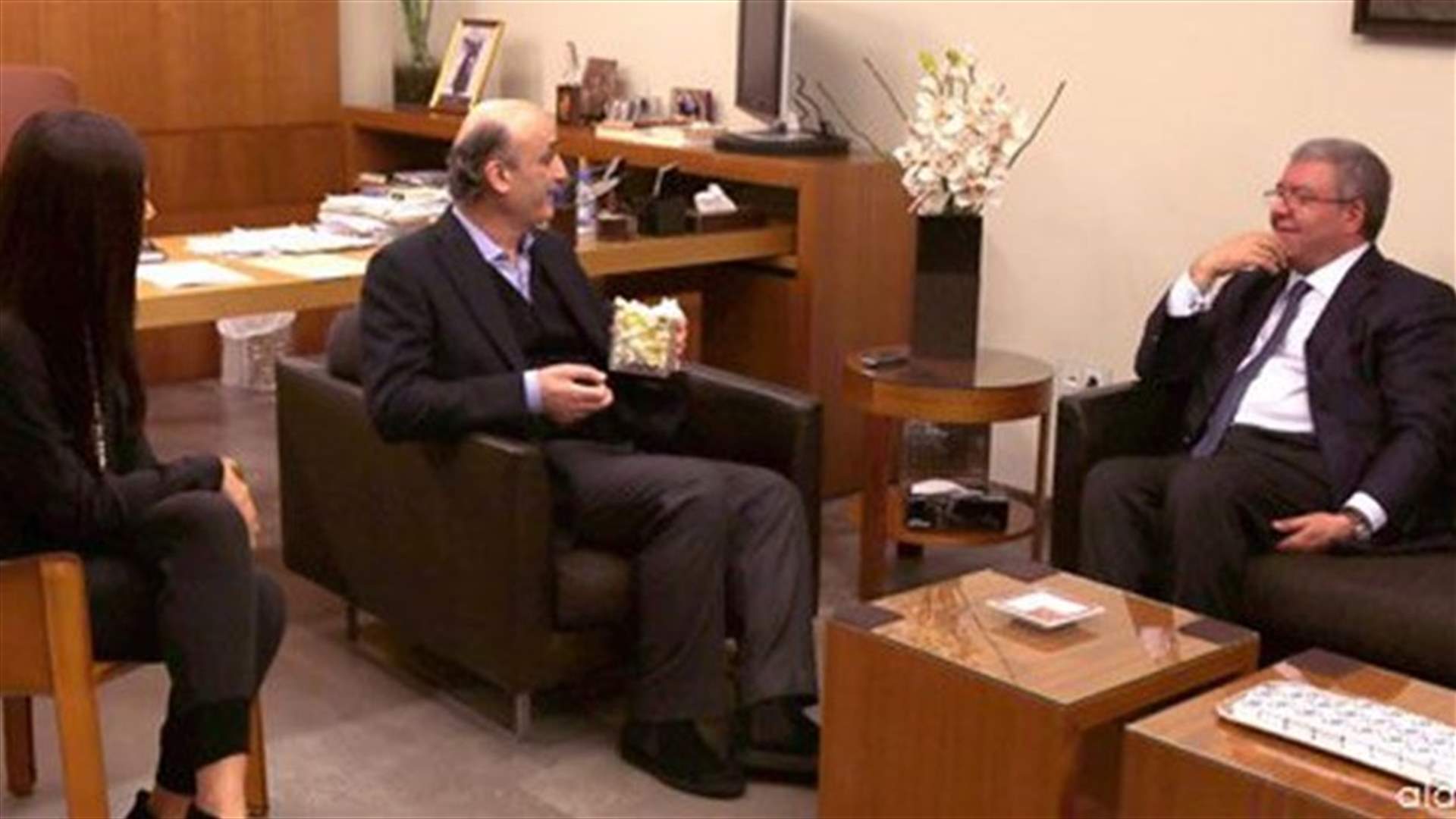 المشنوق في معراب حاملا باقة غاردينيا