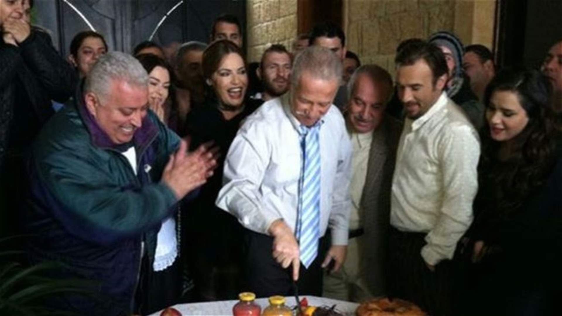 فادي ابراهيم يطفئ الشموع مع أسرة مسلسل "ياسمينا"