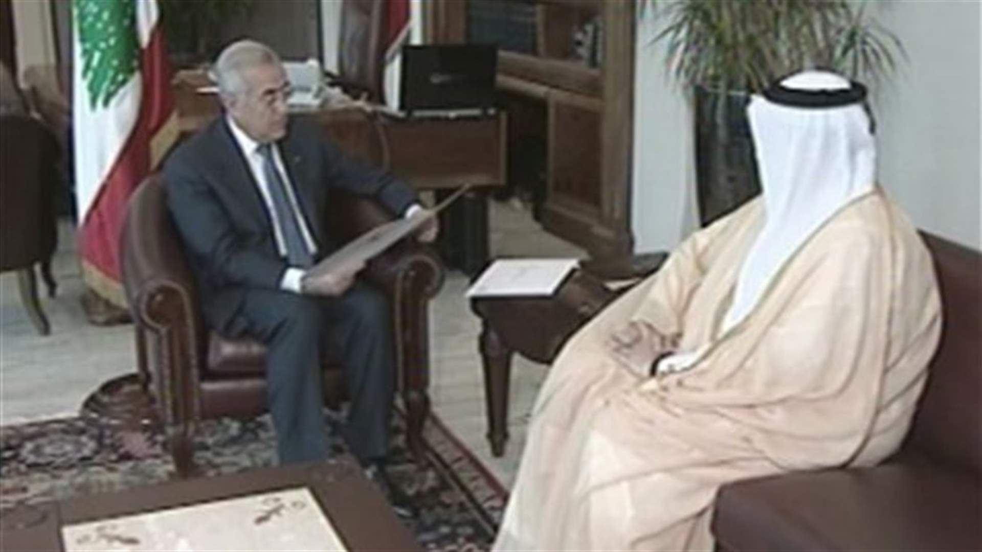 سليمان غادر الى باريس وتسلم دعوة لمنتدى الدوحة