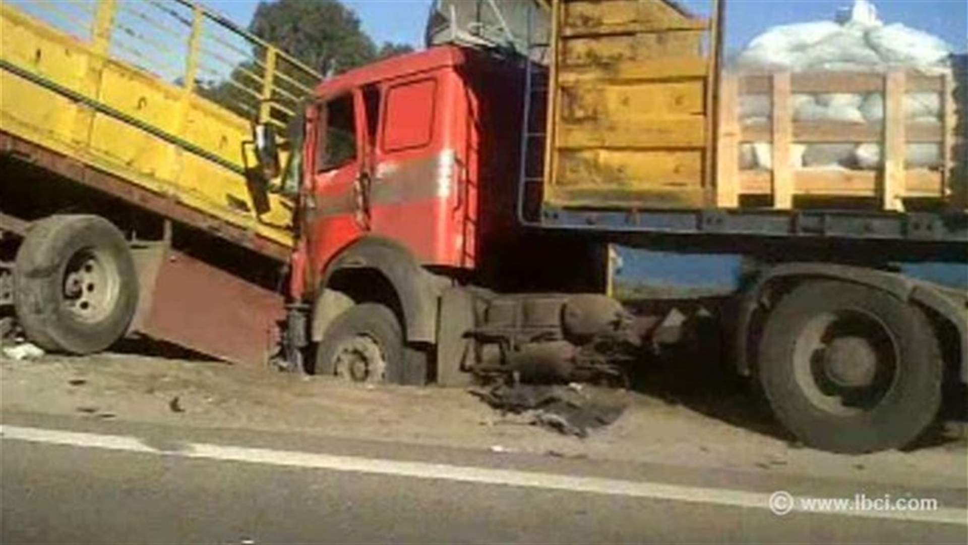 جريح في حادث سير بعد حاجز المدفون