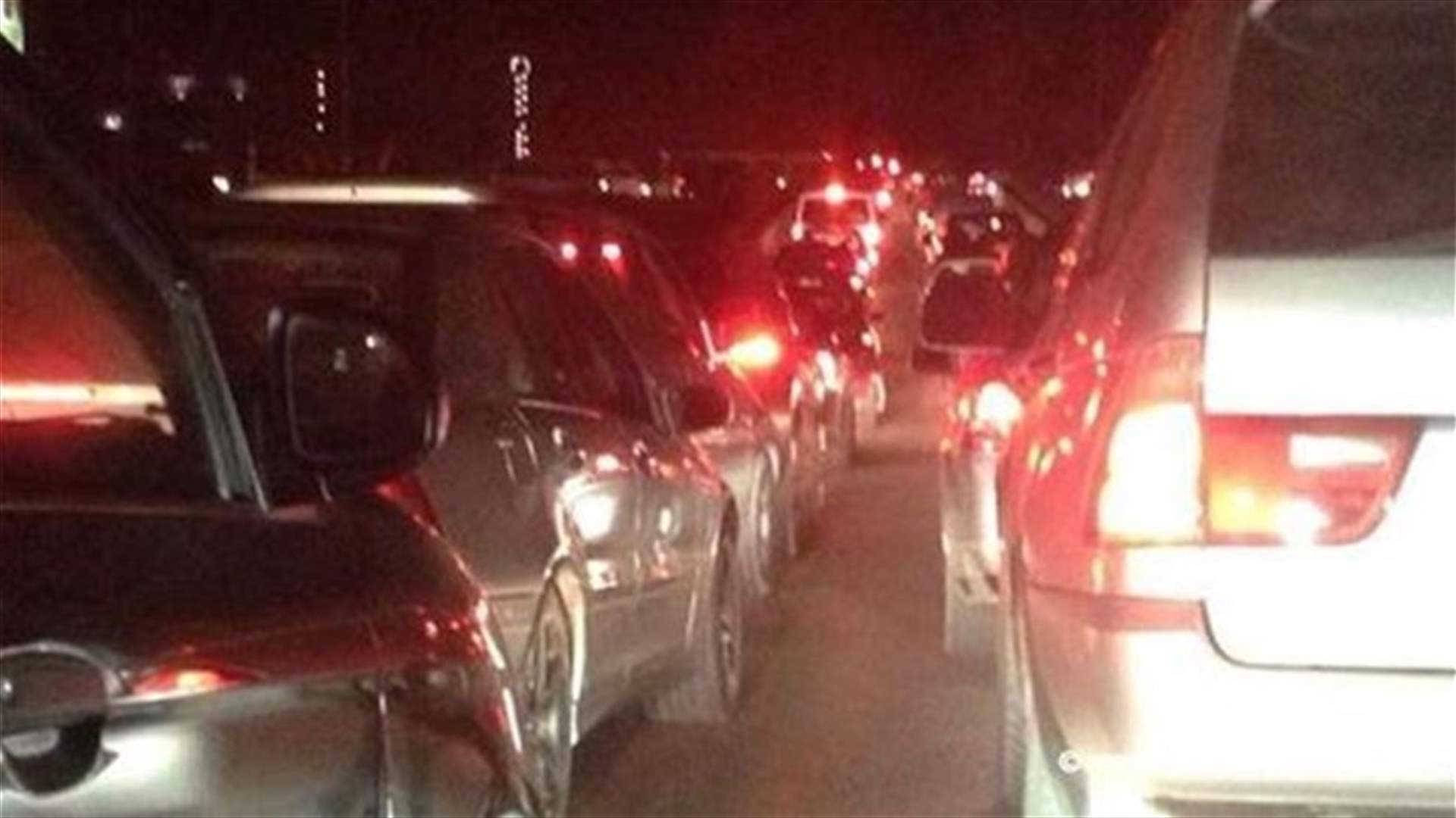 خلاف بين شاب وفتاة يتسبب بزحمة خانقة في جونية..فماذا حصل ؟