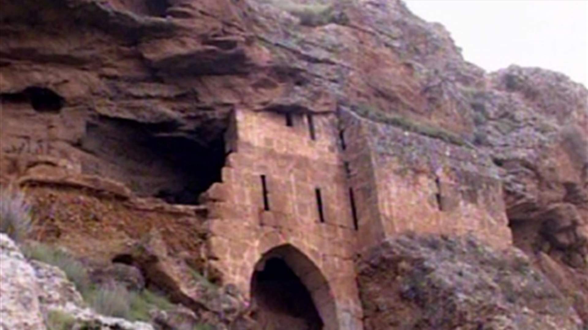 خلاف بين مالكي دير مار مارون ـ الهرمل والدولة والكنيسة