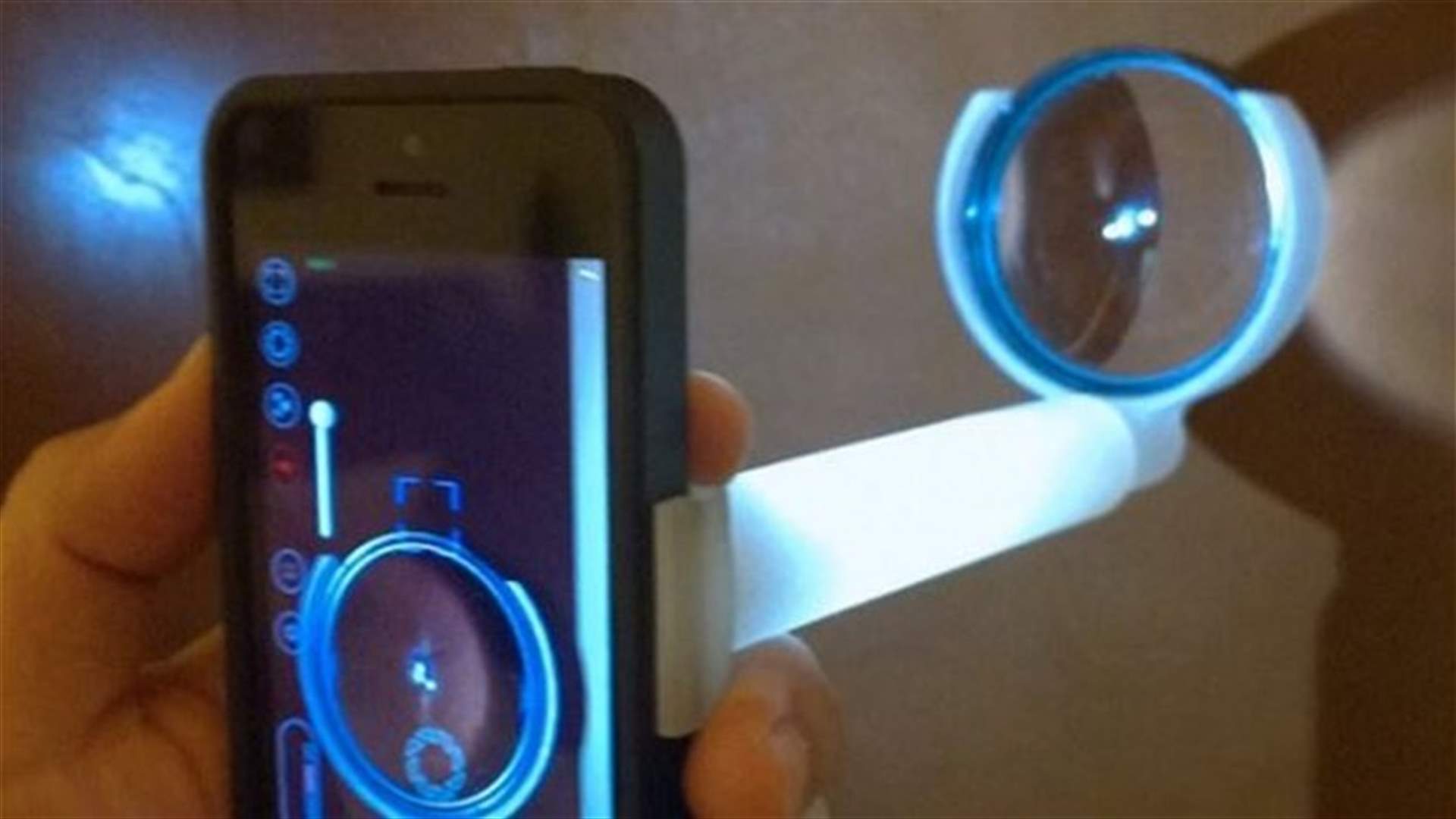 افحص عينيك بجهاز يُربط بهواتف Iphone  !