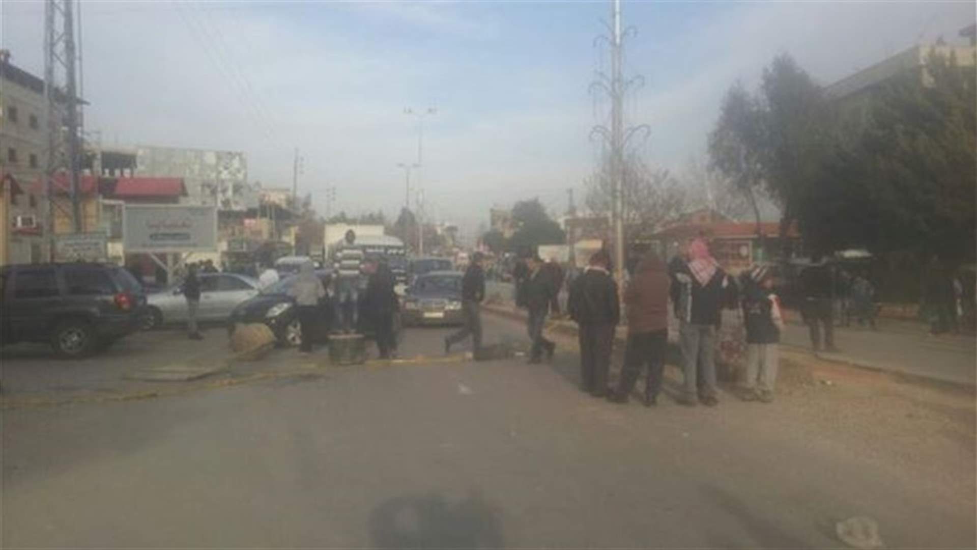 Protesters cut-off several roads to demand reopening of Arsal-Labweh route