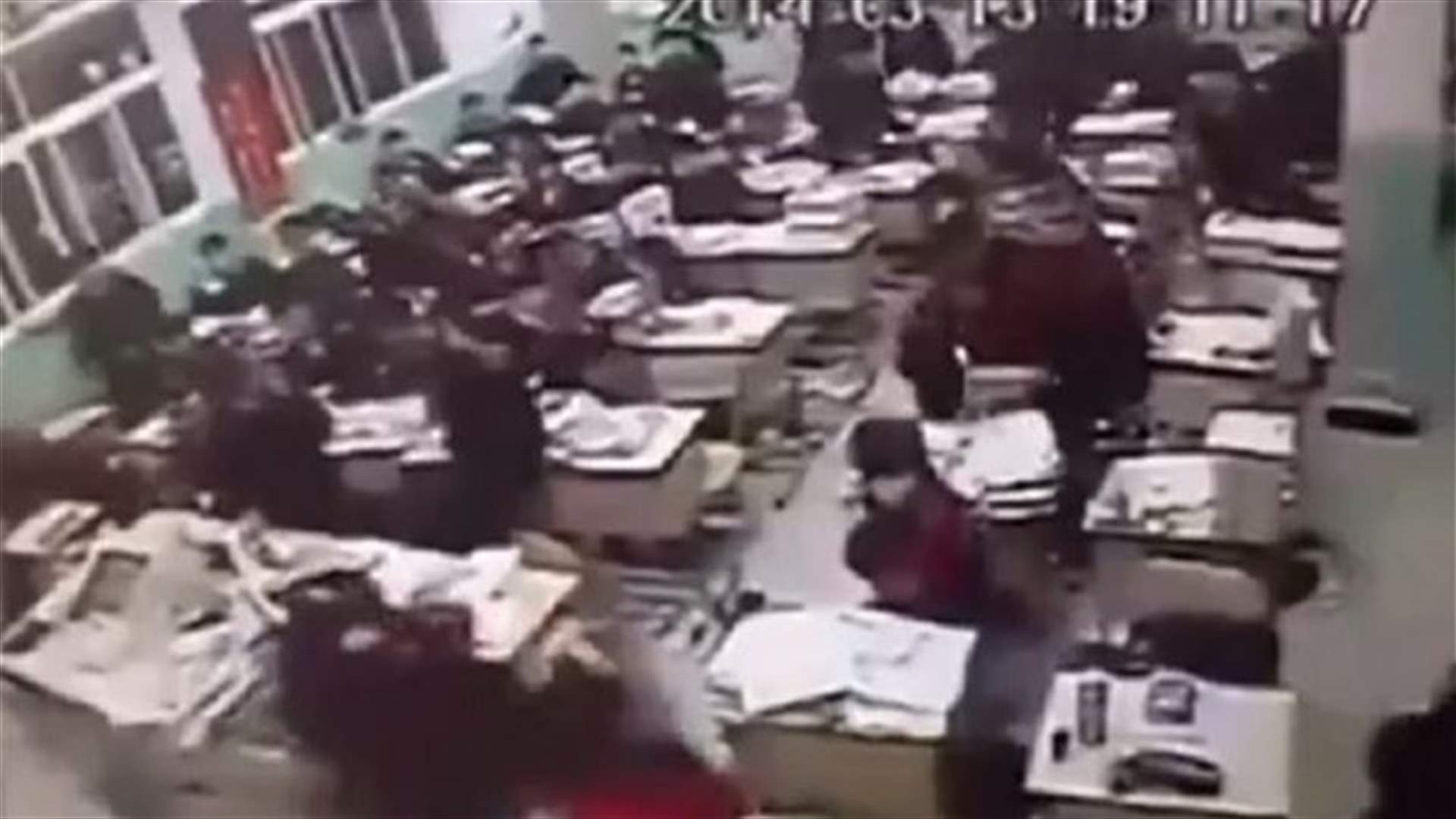 بالفيديو: تلميذ ينتحر أمام رفاقه في الصف
