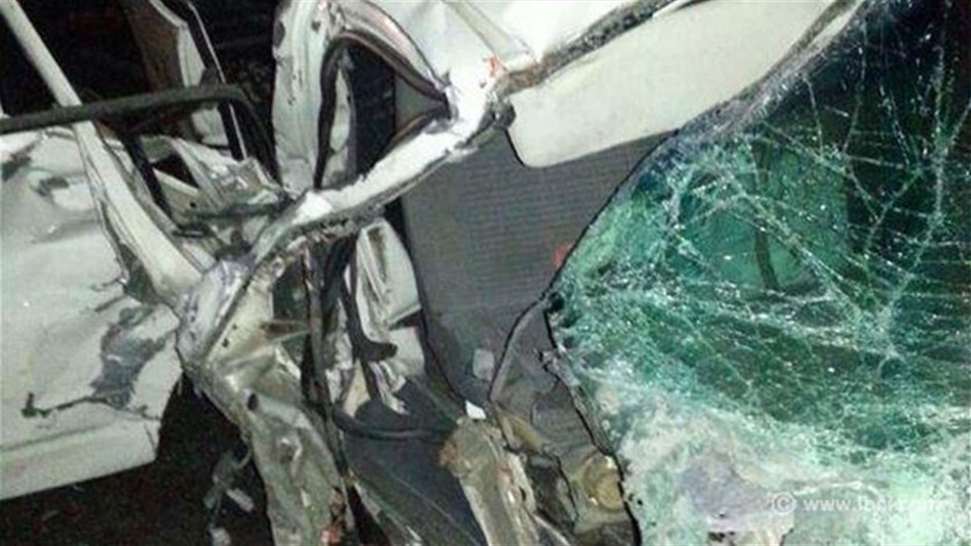 بالصور ـ قتيل وعدد من الجرحى باصطدام باص بشاحنة عسكرية قرب نفق البترون