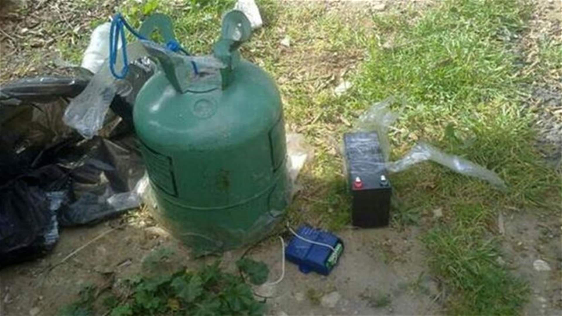 PHOTOS: LAF unit dismantles explosive device in Tripoli