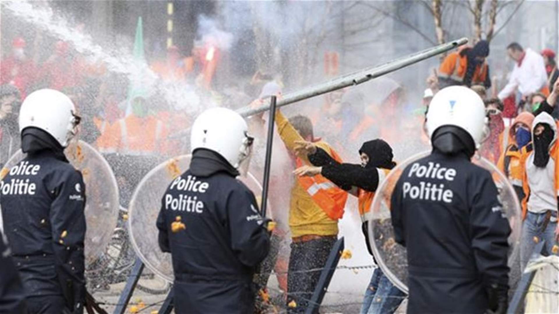 Police use water cannons to disperse protesters in Brussels 