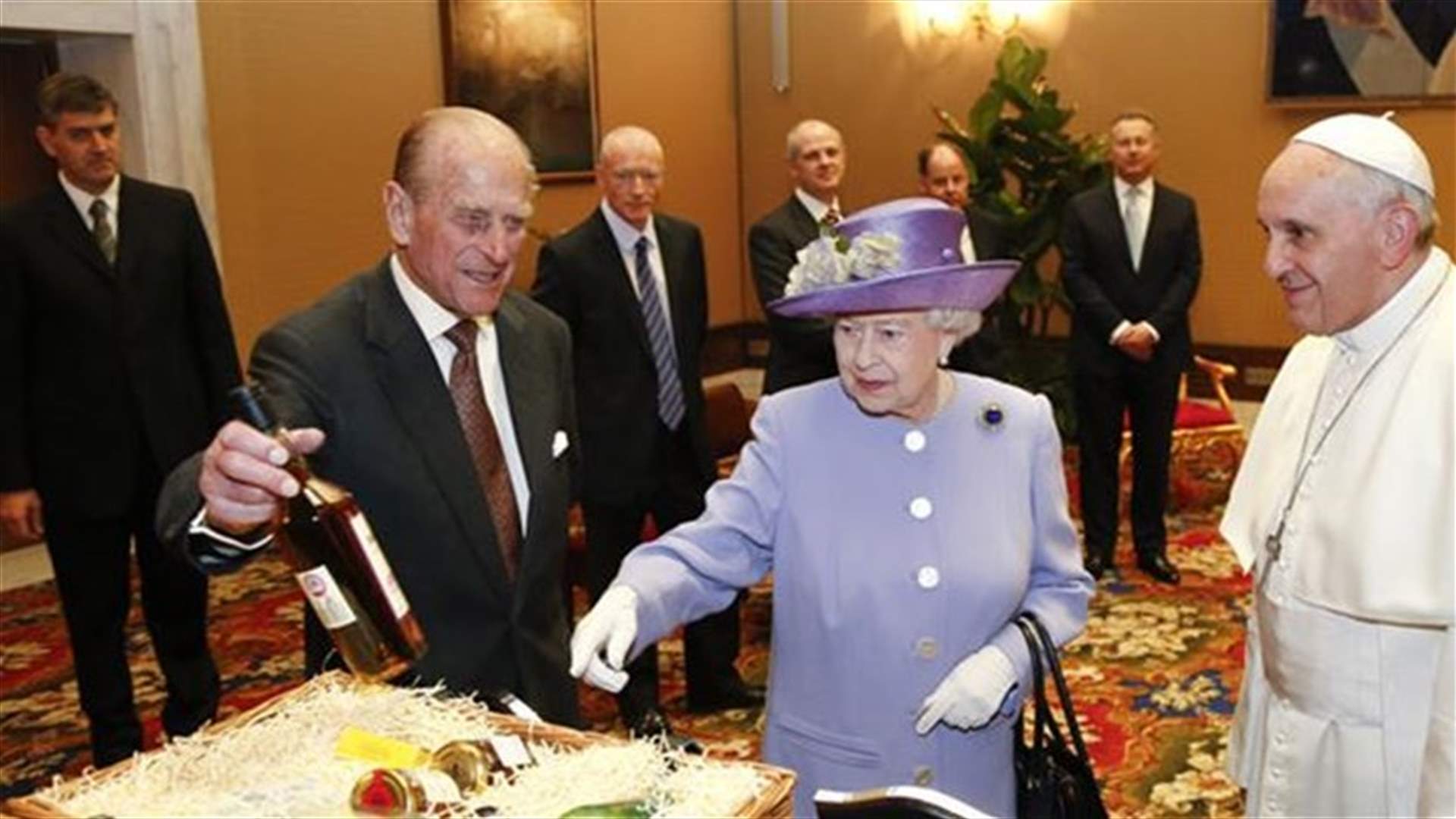 Britain's Queen, meeting pope, gives him eggs, whiskey, beer