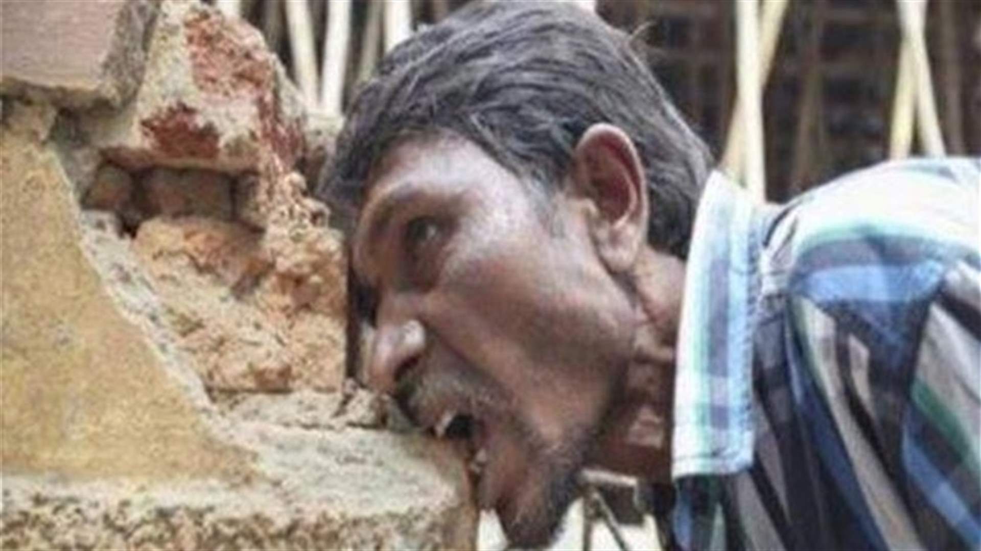 بالفيديو: هندي يأكل 3 كلغ من الحجارة يوميا