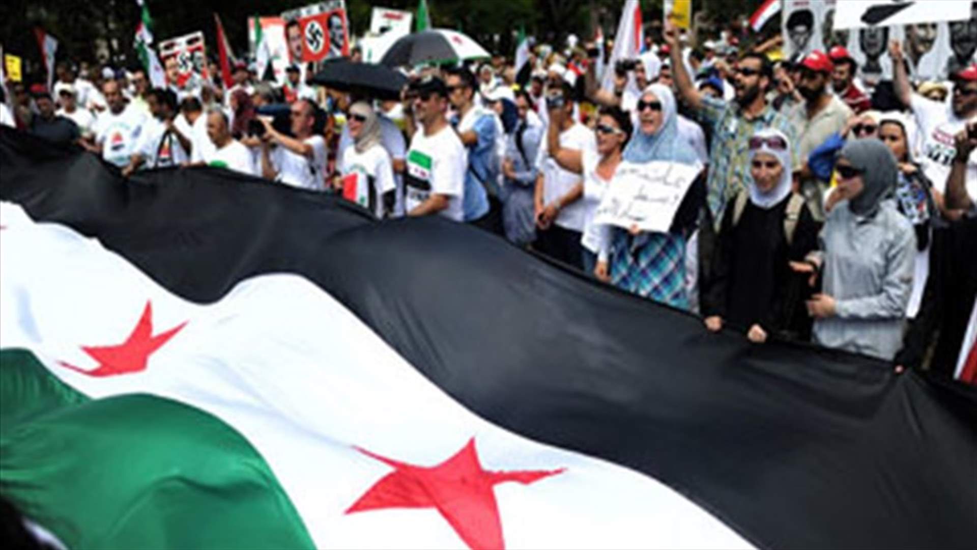 Clashes between Syrian forces, defectors in Damascus suburb