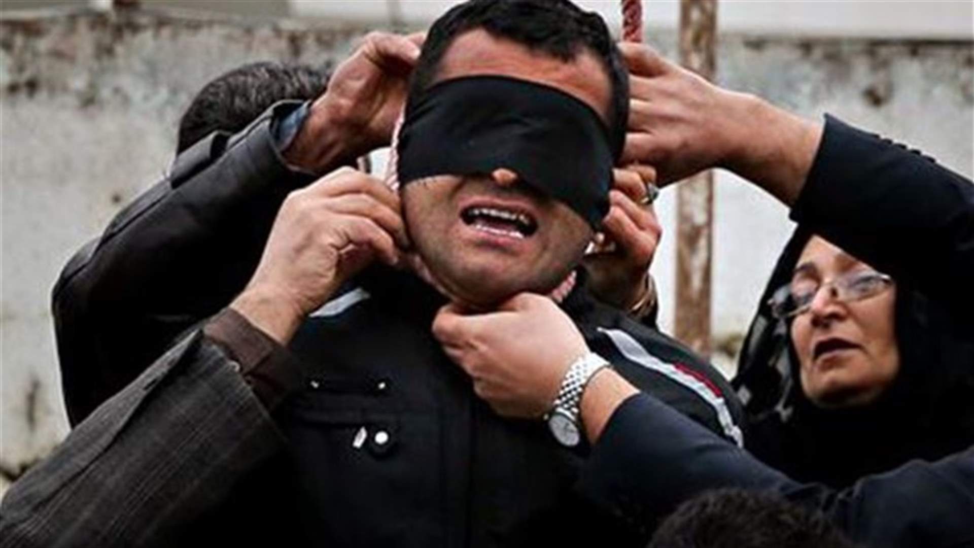 ايرانية تفك حبل المشنقة عن عنق قاتل ابنها